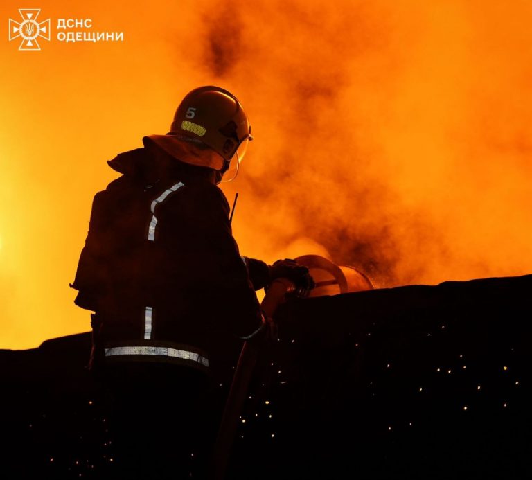 Ворог атакував Одещину: спалахнули пожежі, пошкоджені приватні будинки (ФОТО) 4 photo 2025 12 11 08 27 47