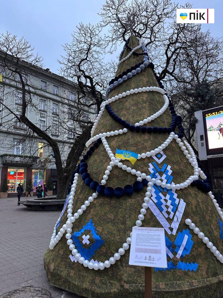 У Франківську встановили "піксельну" ялинку (ФОТО, ВІДЕО) 8 photo 5301156775316884369 y
