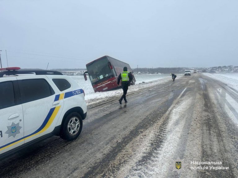 На Коломийщині рейсовий автобус з'їхав на узбіччя (ФОТО) 1 photo 5370599223897820959 y