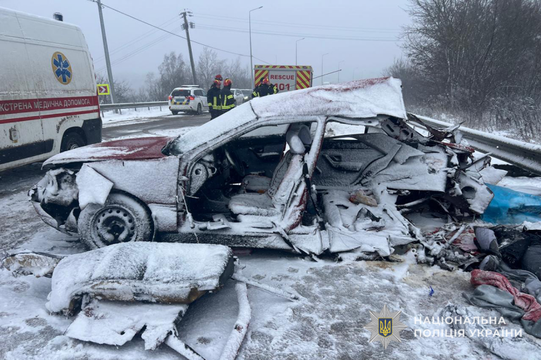 Автотроща на Тернопільщині: загинула жінка та двоє підлітків (ФОТО) 3 v8 5f1650589d91a0a8e63860721a76d962