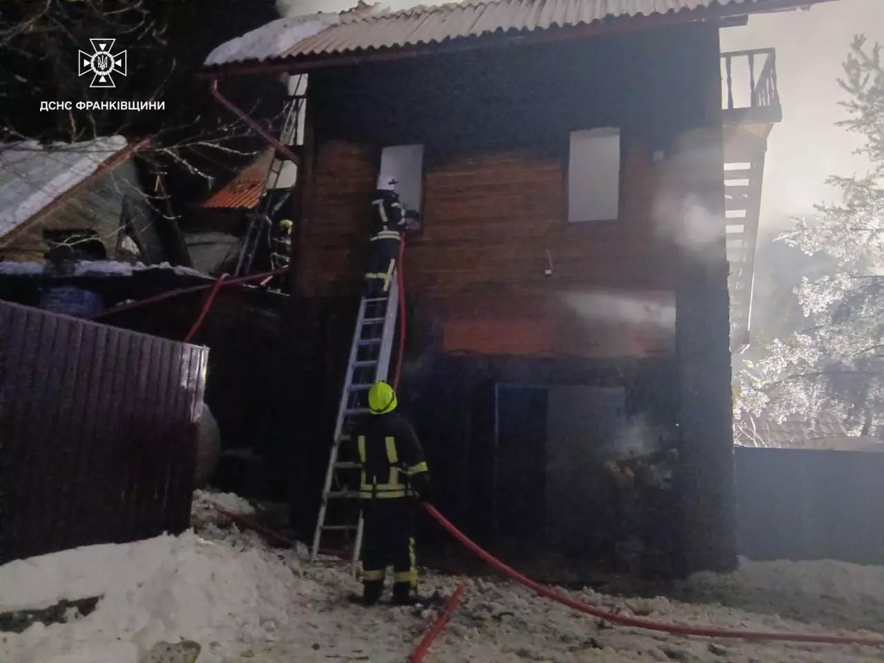 Масштабна пожежа у Поляниці: горів двоповерховий будинок (ФОТО) 2 1b517208 e927 475e 936e d86d40739ac4.jpg