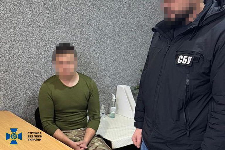 На Франківщині затримали двох посадовців ТЦК, які переправляли ухилянтів через кордон 6 2 3 1