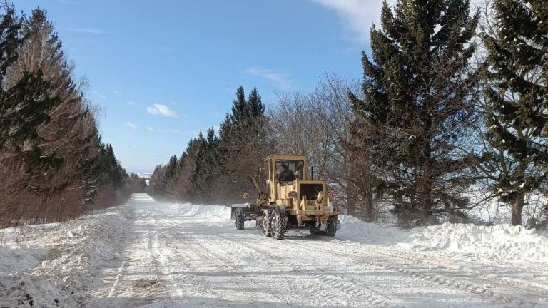 Снігопади блокують автошляхи: на Прикарпатті триває розчищення доріг на кількох напрямках 1 613425397 1195687356103426 1068452958227473766 n