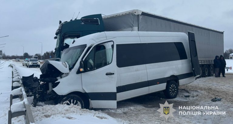 На Львівщині зіткнулися вантажівка та мікроавтобус: загинула жінка, є травмовані (ФОТО) 3 613497720 1310026804502421 8579230743410530958 n