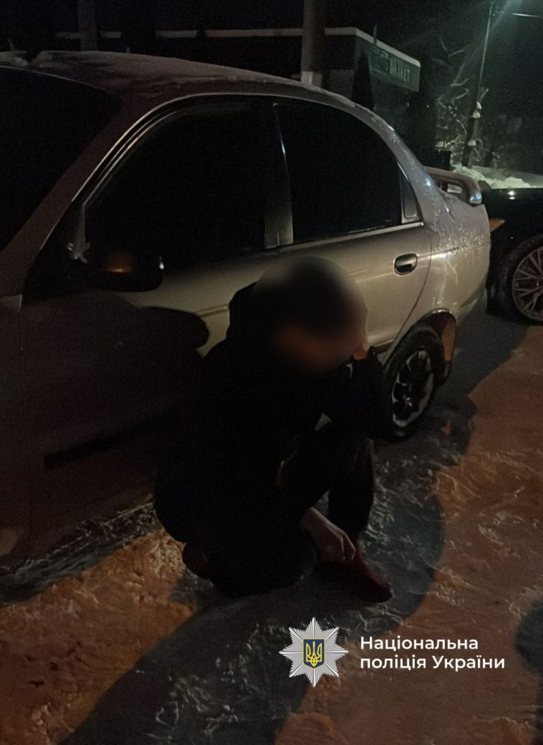 У Франківську чоловік без причини побив перехожого битою (ФОТО)