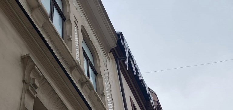 Бурульки над головами: хто відповідає за безпеку франківців (ФОТО) 9 Бурульки над головами: хто відповідає за безпеку франківців (ФОТО)
