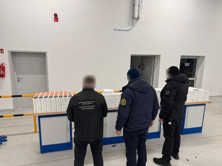 Сховав iPhone в авто: житель Львівщини віз контрабанду з Польщі (ФОТО) 12 Сховав iPhone в авто: житель Львівщини віз контрабанду з Польщі (ФОТО)