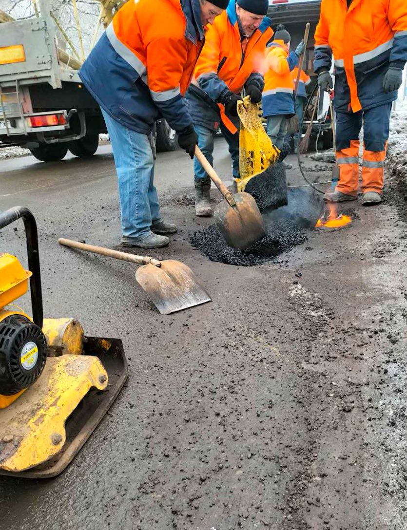 Чому взимку в Франківську з'являються ями на дорогах і як їх ремонтують 3 619727131 1468390531955004 6096986081745242670 n