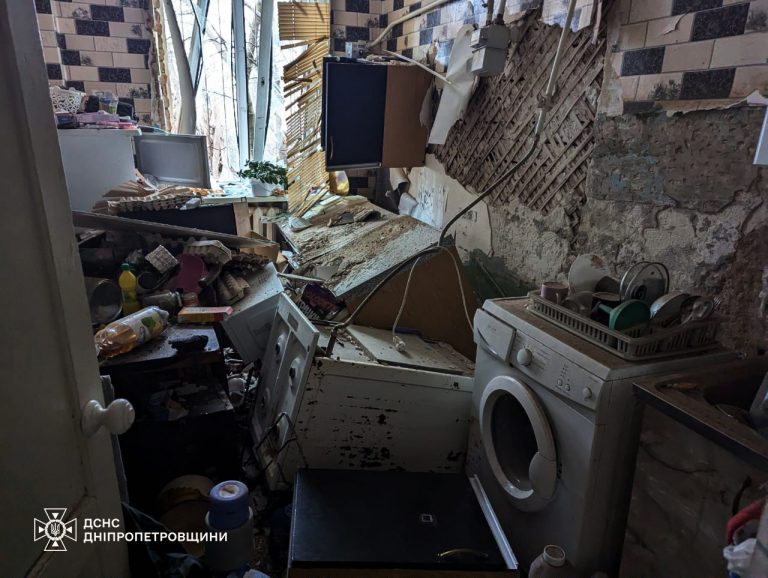 Росіяни вдарили по будинку в Кривому Розі: є постраждалі (ФОТО) 3 Росіяни вдарили по будинку в Кривому Розі: є постраждалі (ФОТО)