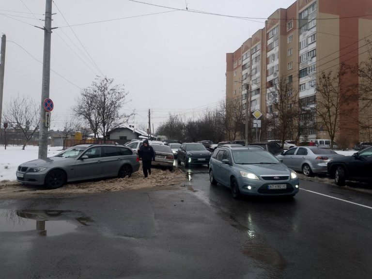 На двох вулицях Франківська водії порушують правила майже щодня (ФОТО) 17 На двох вулицях Франківська водії порушують правила майже щодня (ФОТО)