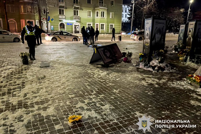 У Рівному п'яна жінка перекидала портрети загиблих захисників (ФОТО) 10 У Рівному п'яна жінка перекидала портрети загиблих захисників (ФОТО)