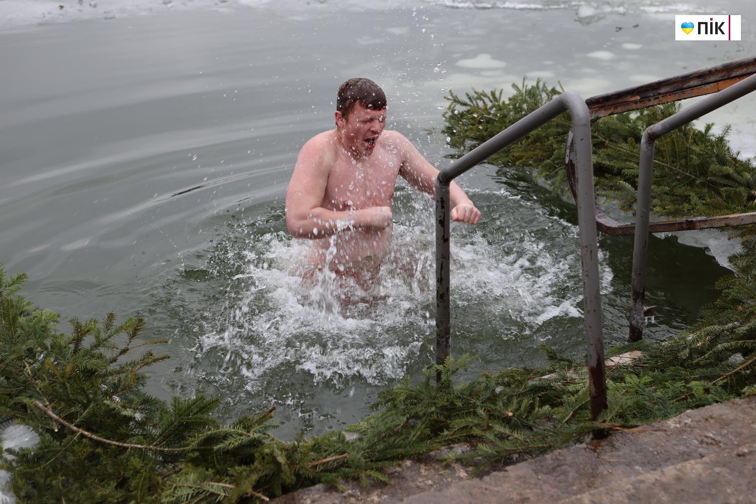 Люди Прикарпаття: крижана вода та мороз не злякали франківців на Йордана (ФОТО) 2 G71A0001 novyj razmer