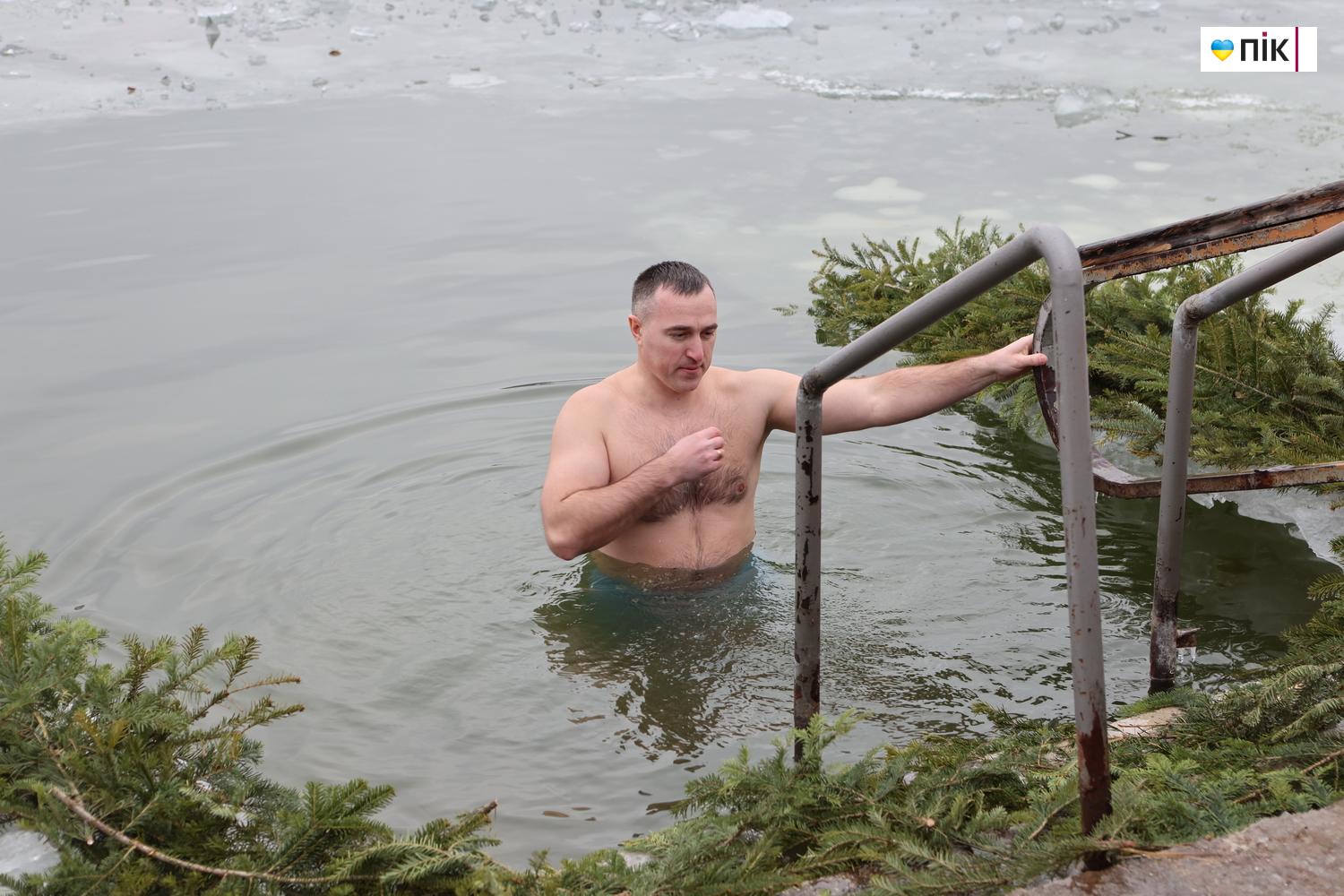 Люди Прикарпаття: крижана вода та мороз не злякали франківців на Йордана (ФОТО) 3 G71A0006 novyj razmer