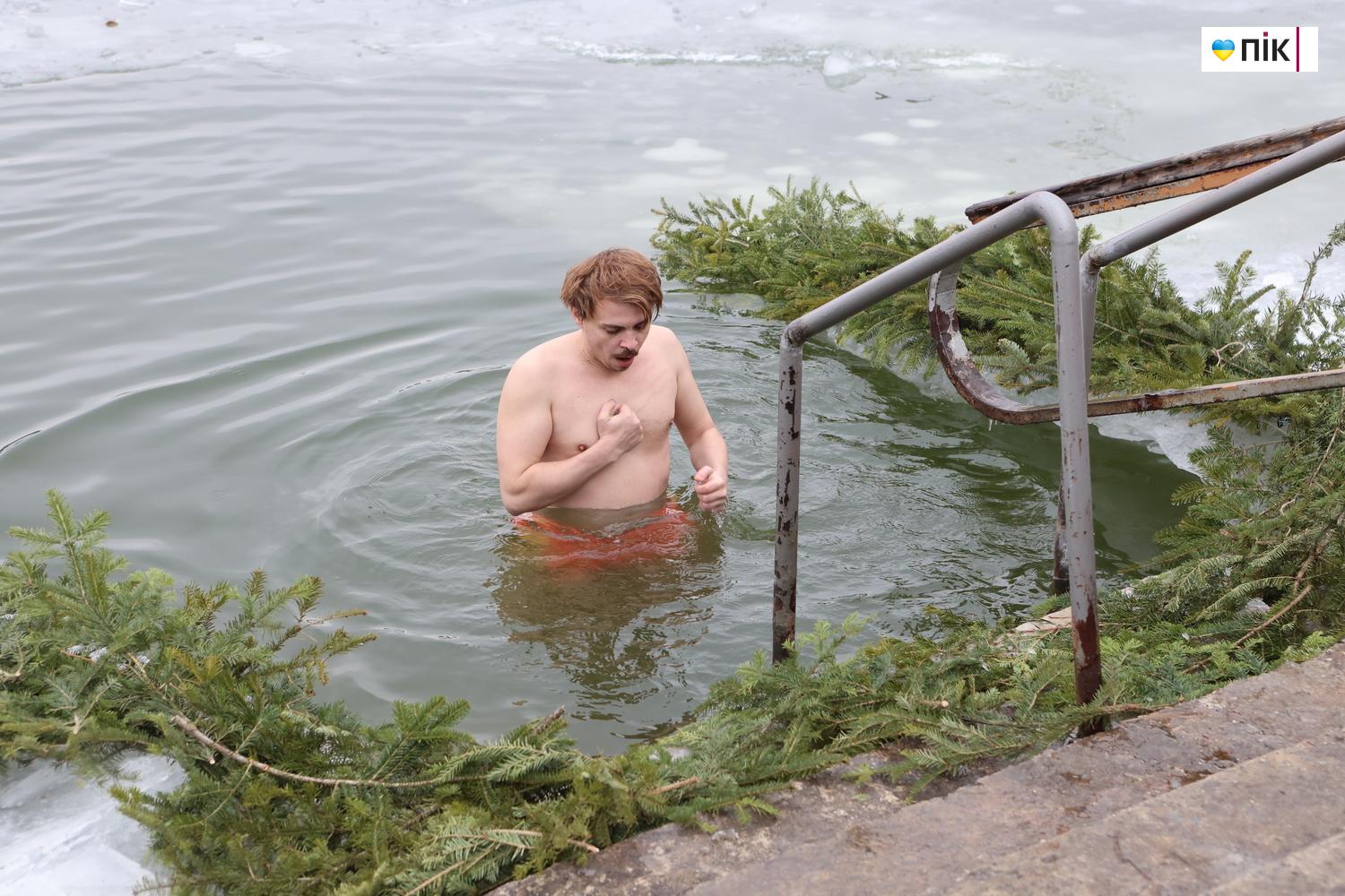 Люди Прикарпаття: крижана вода та мороз не злякали франківців на Йордана (ФОТО) 4 G71A0010 novyj razmer