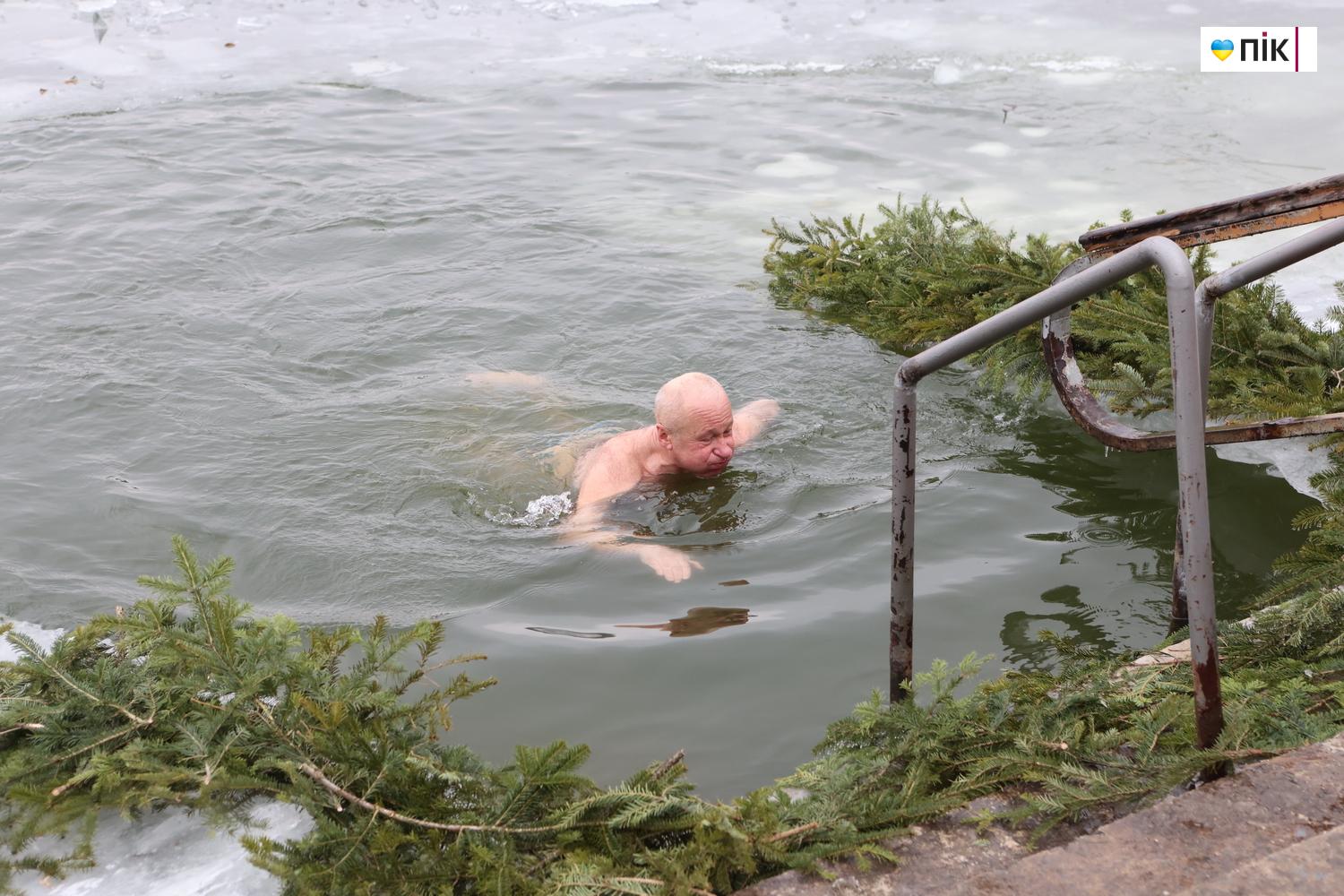 Люди Прикарпаття: крижана вода та мороз не злякали франківців на Йордана (ФОТО) 5 G71A0011 novyj razmer