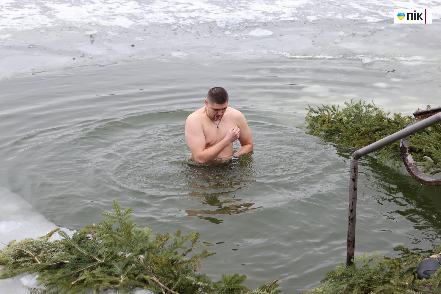 Люди Прикарпаття: крижана вода та мороз не злякали франківців на Йордана (ФОТО) 6 G71A0015 novyj razmer