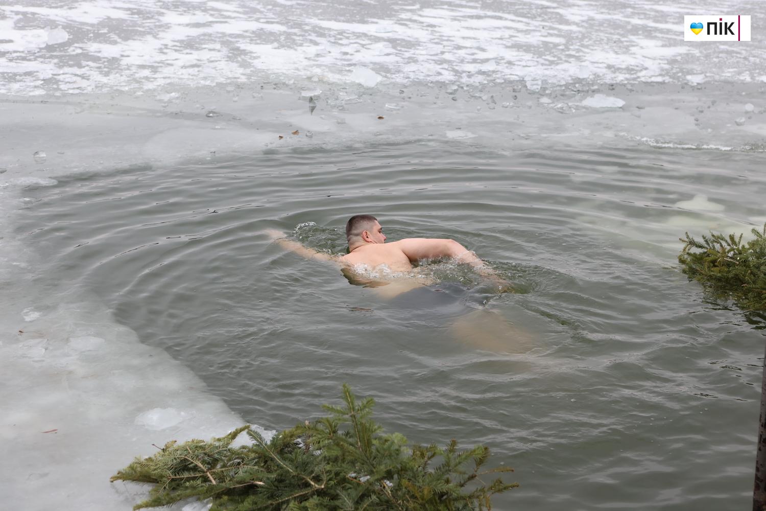 Люди Прикарпаття: крижана вода та мороз не злякали франківців на Йордана (ФОТО) 7 G71A0018 novyj razmer