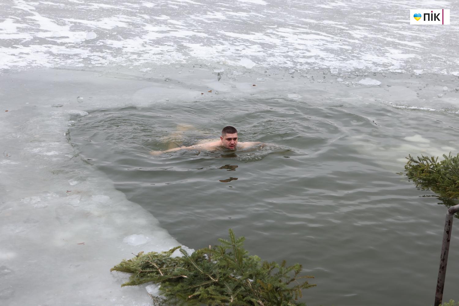 Люди Прикарпаття: крижана вода та мороз не злякали франківців на Йордана (ФОТО) 8 G71A0025 novyj razmer
