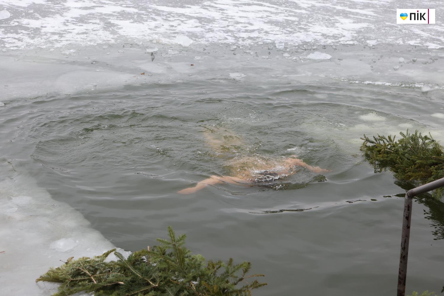 Люди Прикарпаття: крижана вода та мороз не злякали франківців на Йордана (ФОТО) 10 G71A0035 novyj razmer