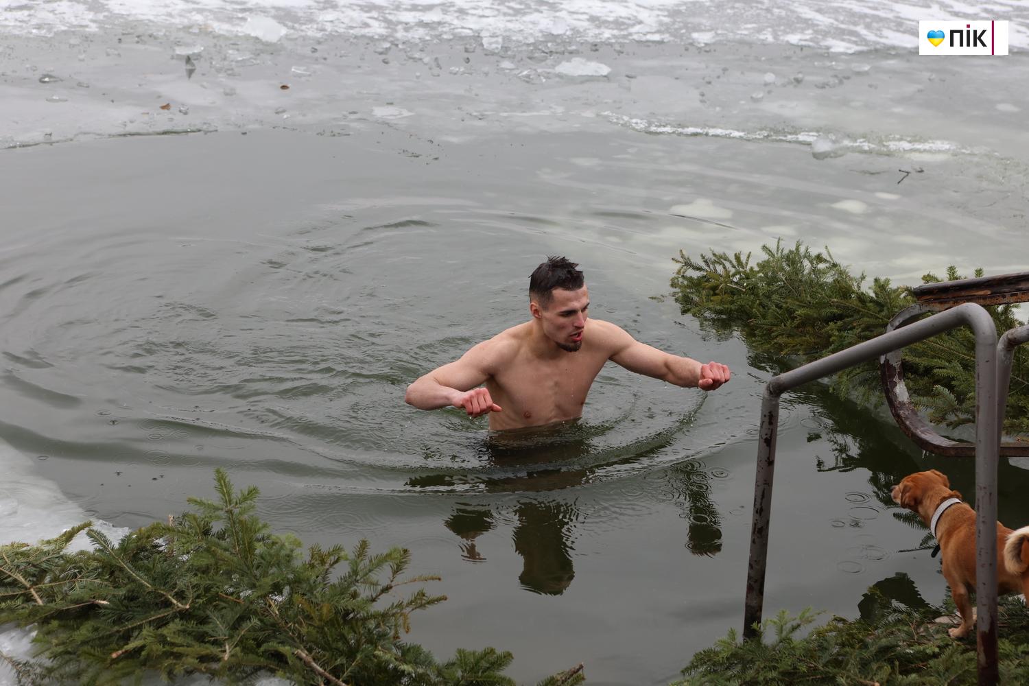 Люди Прикарпаття: крижана вода та мороз не злякали франківців на Йордана (ФОТО) 13 G71A0049 novyj razmer