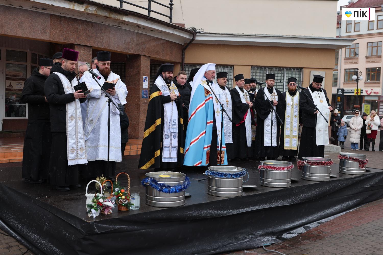 Біля міської ратуші Франківська відбулося традиційне загальноміське водосвяття (ФОТО) 2 G71A0069 novyj razmer