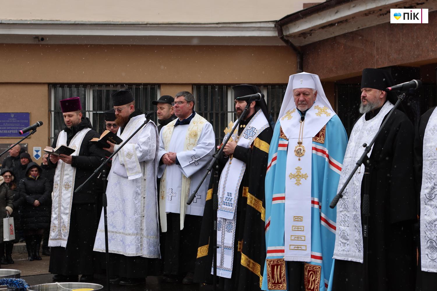 Біля міської ратуші Франківська відбулося традиційне загальноміське водосвяття (ФОТО) 5 G71A0082 novyj razmer