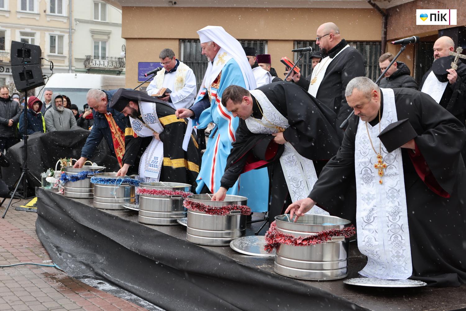 Біля міської ратуші Франківська відбулося традиційне загальноміське водосвяття (ФОТО) 7 G71A0095 novyj razmer
