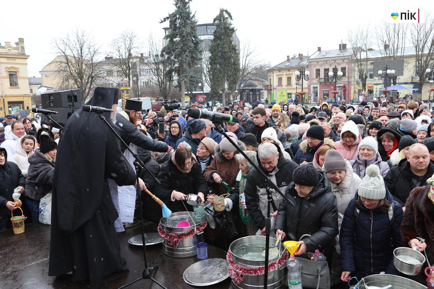 Біля міської ратуші Франківська відбулося традиційне загальноміське водосвяття (ФОТО) 11 G71A0114 novyj razmer