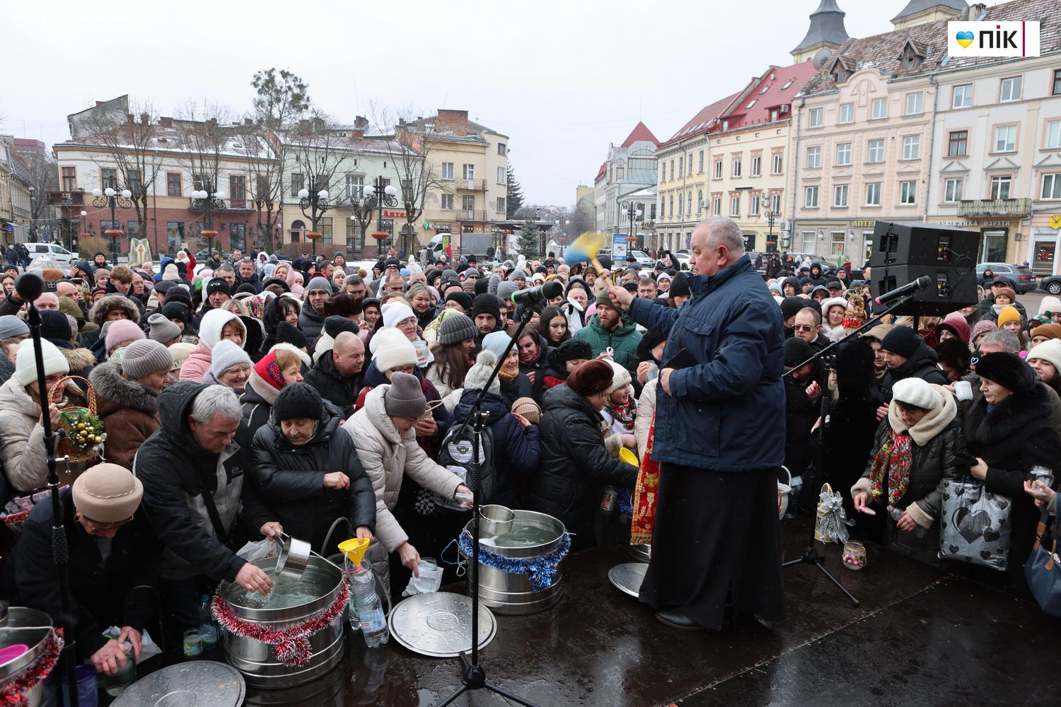 Біля міської ратуші Франківська відбулося традиційне загальноміське водосвяття (ФОТО) 12 G71A0123 novyj razmer