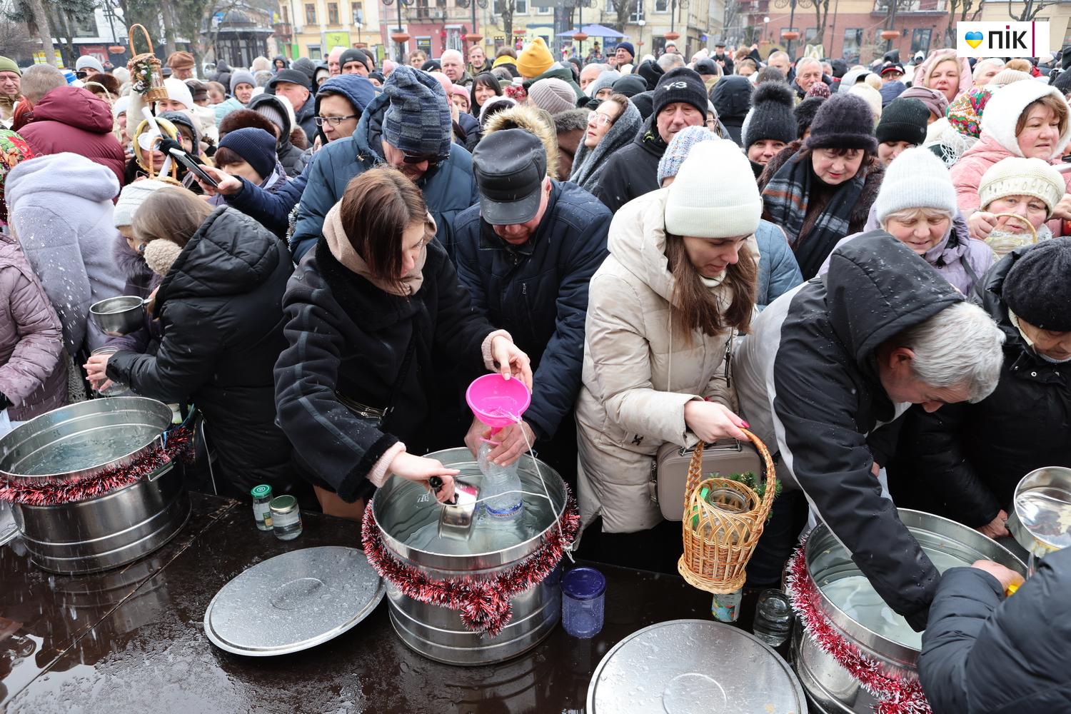 Біля міської ратуші Франківська відбулося традиційне загальноміське водосвяття (ФОТО) 13 G71A0139 novyj razmer