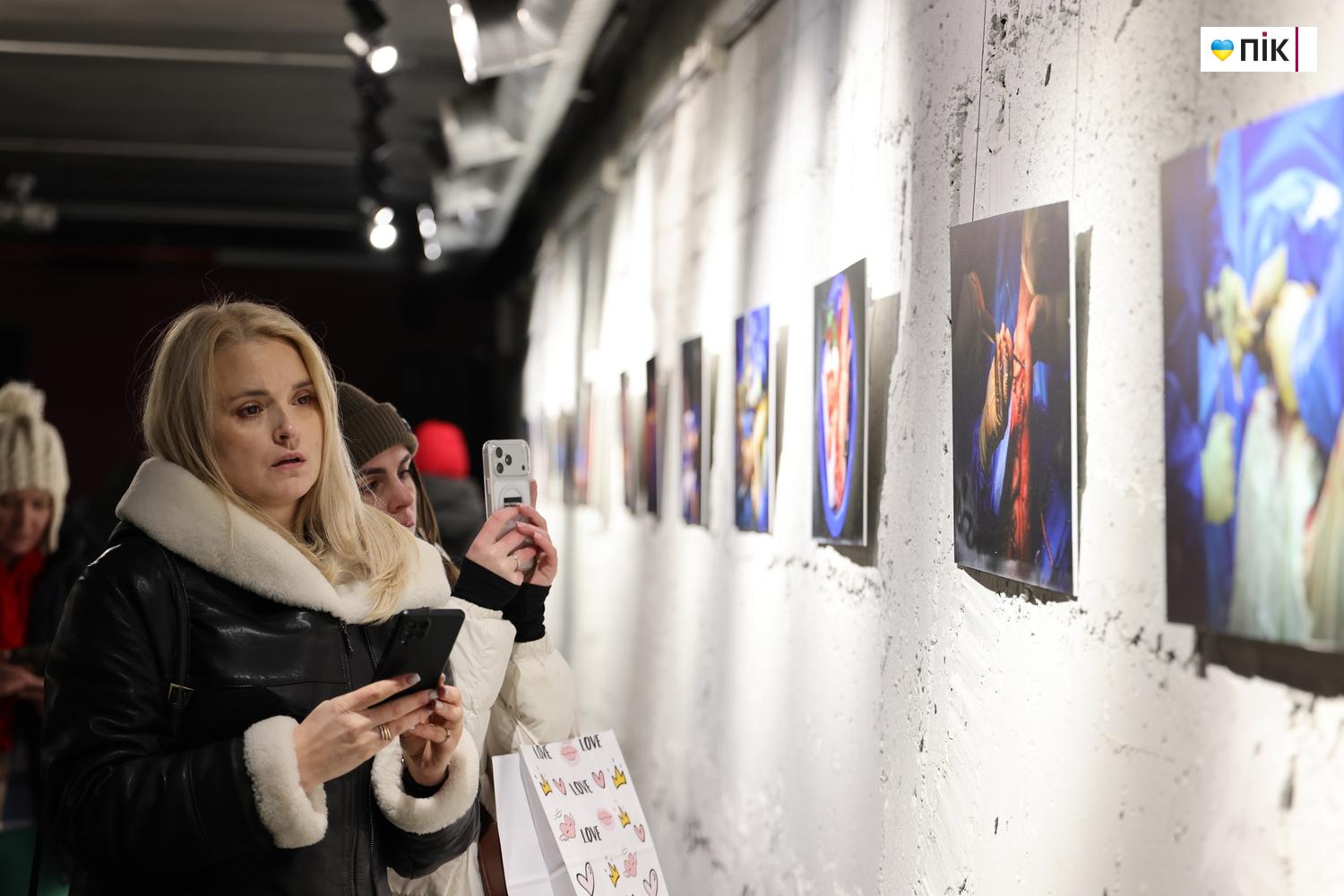 В Івано-Франківську відкрили благодійну фотовиставку «Hands Between Life and War» 9 G71A8609 resize