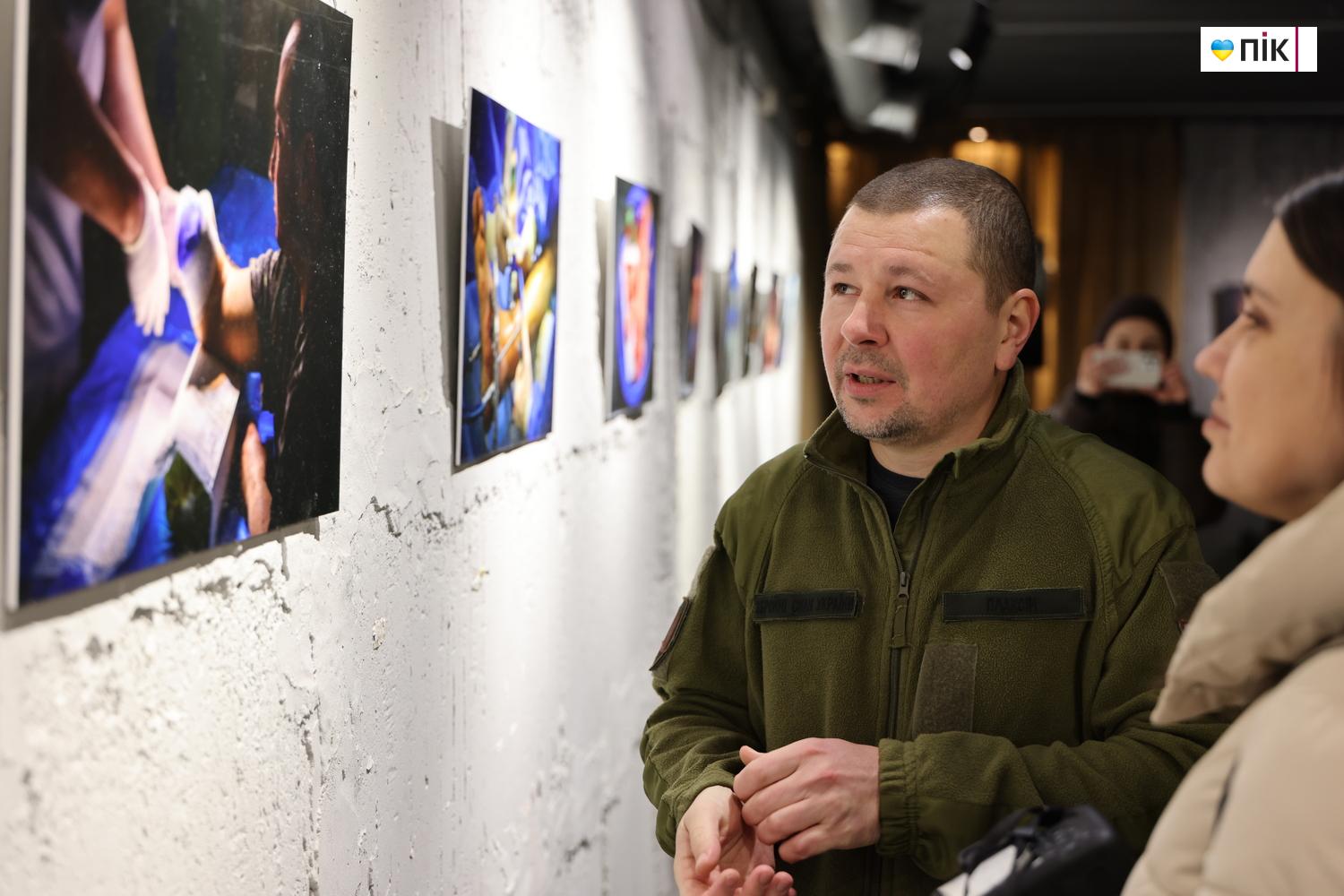 В Івано-Франківську відкрили благодійну фотовиставку «Hands Between Life and War» 11 G71A8652 resize