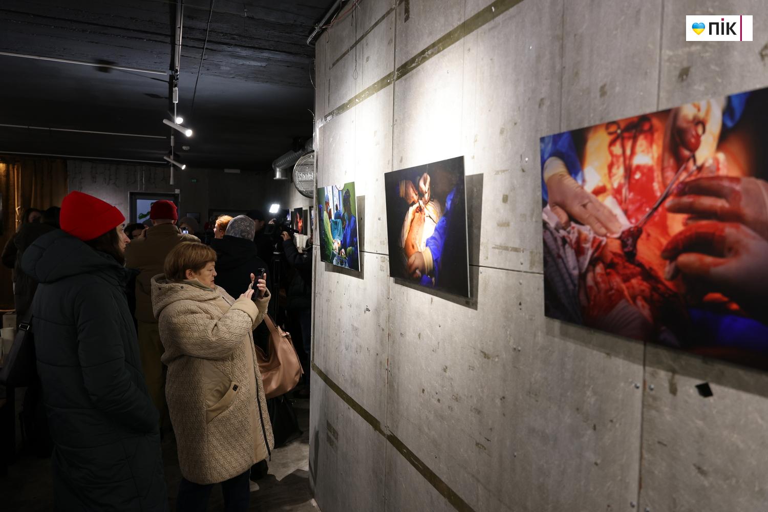 В Івано-Франківську відкрили благодійну фотовиставку «Hands Between Life and War» 20 G71A9102 resize