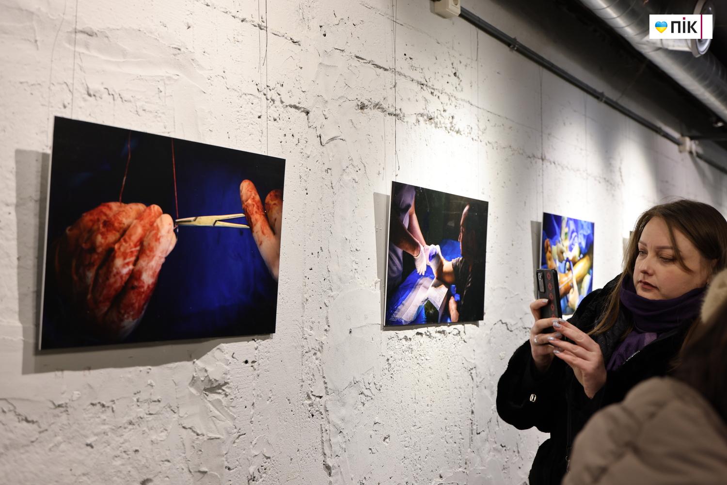 В Івано-Франківську відкрили благодійну фотовиставку «Hands Between Life and War» 21 G71A9188 resize 1