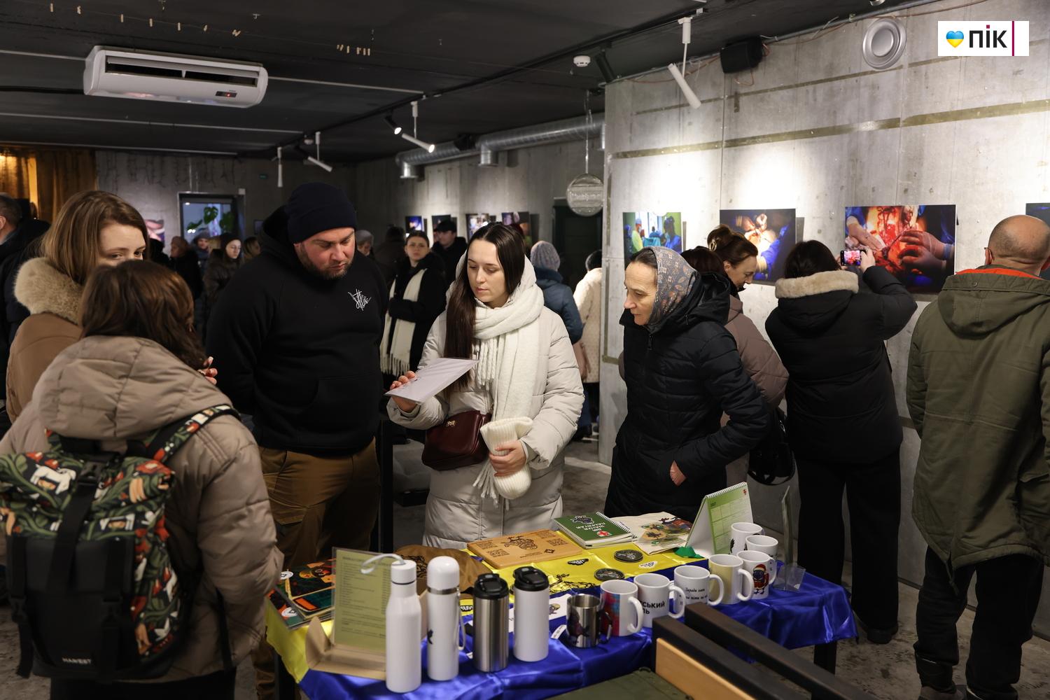 В Івано-Франківську відкрили благодійну фотовиставку «Hands Between Life and War» 22 G71A9211 resize