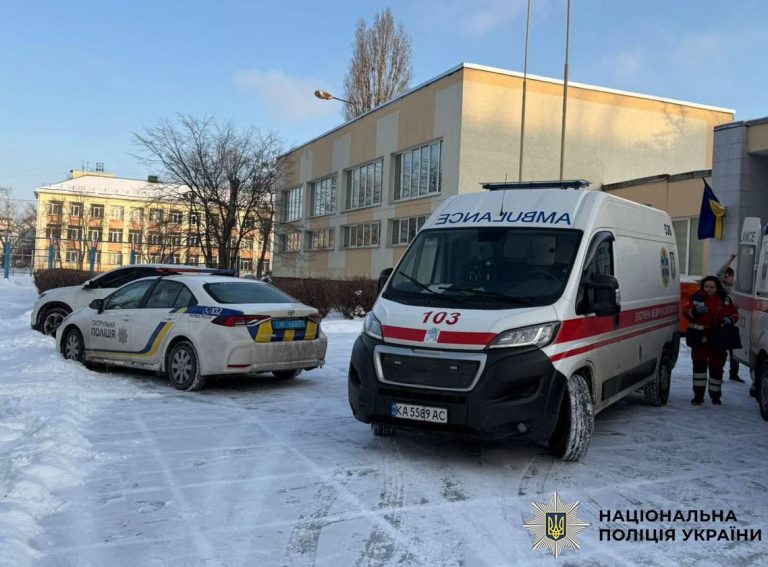 У Києві учень прийшов до школи з ножем та напав на вчительку і однокласника - поліція 4 IMG 20260112 092617 400