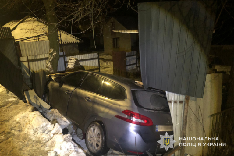 На Тернопільщині у ДТП потрапила матір з двома дітьми (ФОТО) 9 img 2438afc08c606b3223e255305110b3fc
