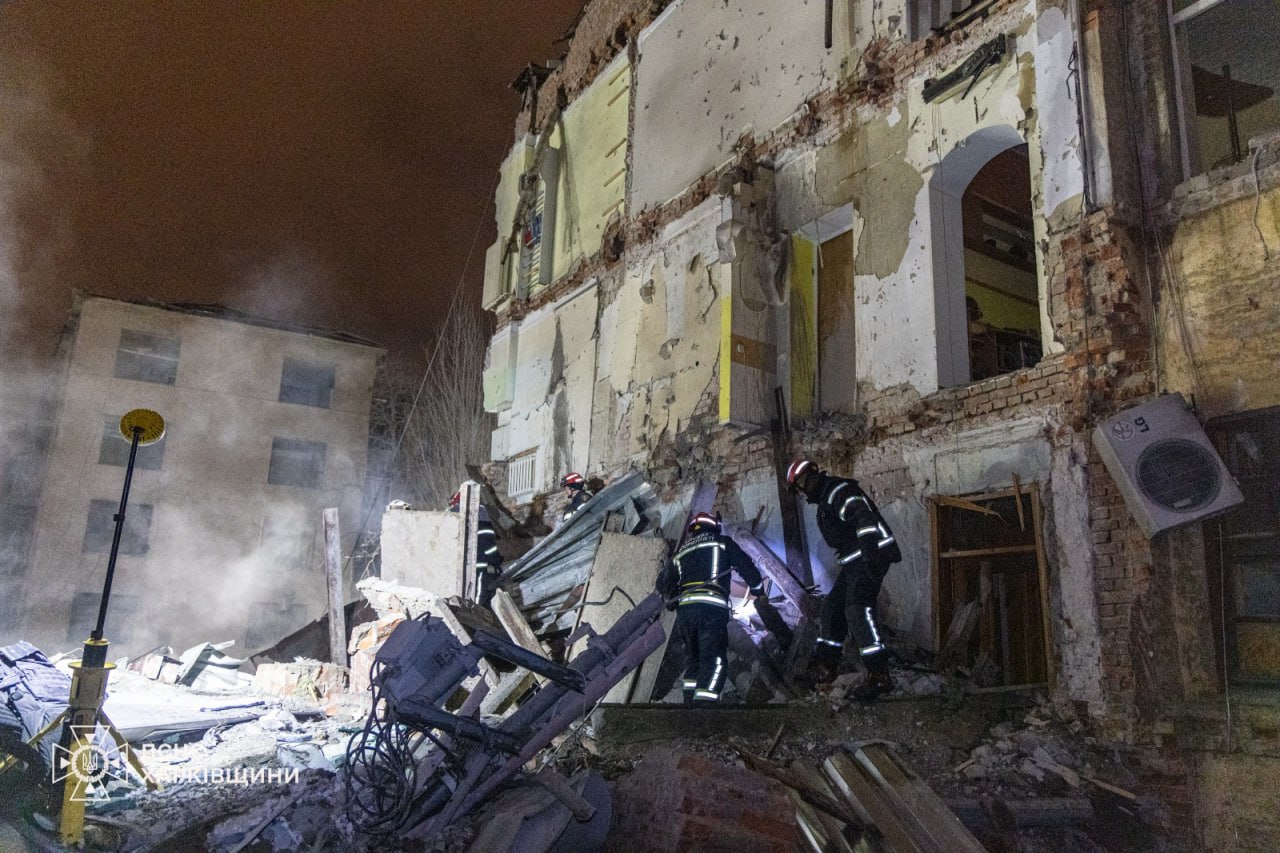 російська атака по Харкову: з-під завалів зруйнованого будинку дістали тіло дитини та жінки (ФОТО) 2 photo 2026 01 02 21 29 02