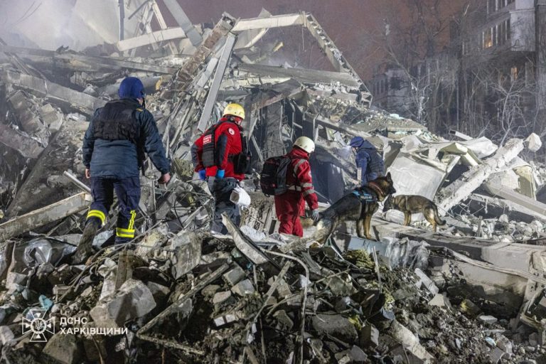 російська атака по Харкову: з-під завалів зруйнованого будинку дістали тіло дитини та жінки (ФОТО) 8 photo 2026 01 02 21 29 03 2