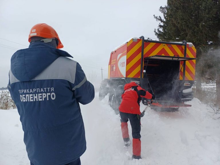 Рятувальники та енергетики разом повернули світло у віддалені села Франківщини 11 photo 2026 01 09 16 09 45