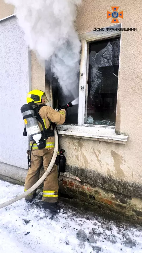 У Снятині сталася пожежа у житловому будинку: що горіло (ФОТО) 3 20b2c837 5af0 4fc4 bc65 d9fe30051d9b.jpg