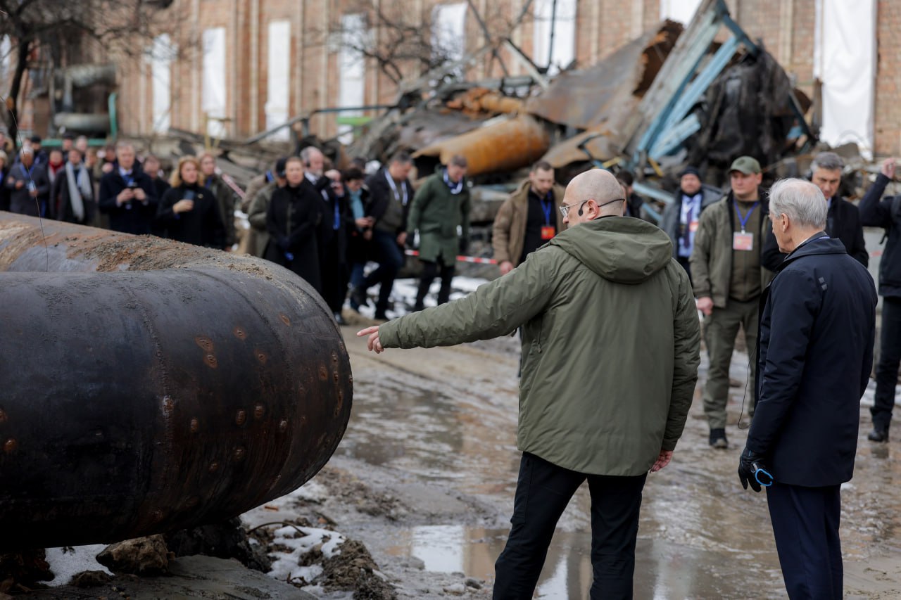 У Києві лідерам ЄС показали розбиту російськими ударами ТЕЦ (ФОТО) 3 5256046686562360371