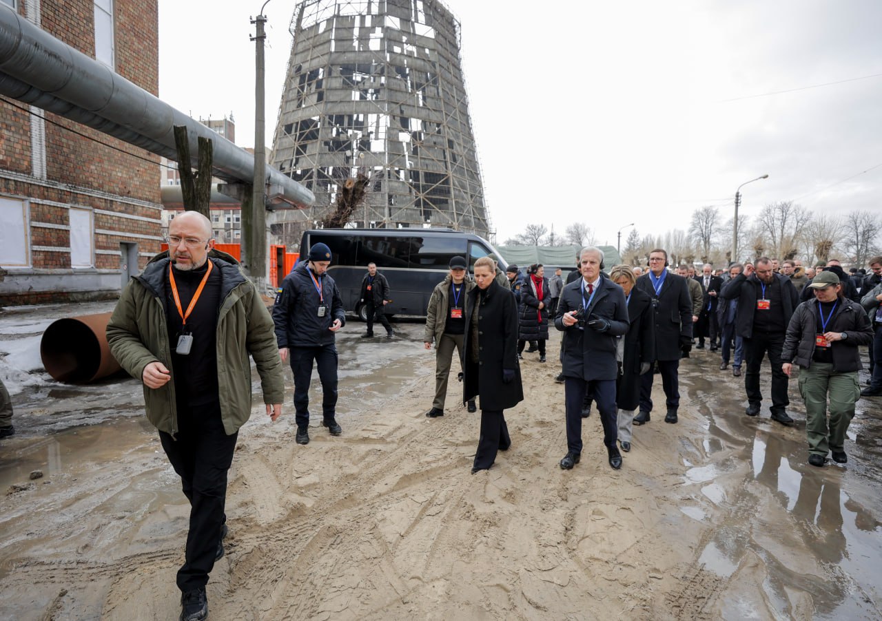 У Києві лідерам ЄС показали розбиту російськими ударами ТЕЦ (ФОТО) 4 5256046686562360372