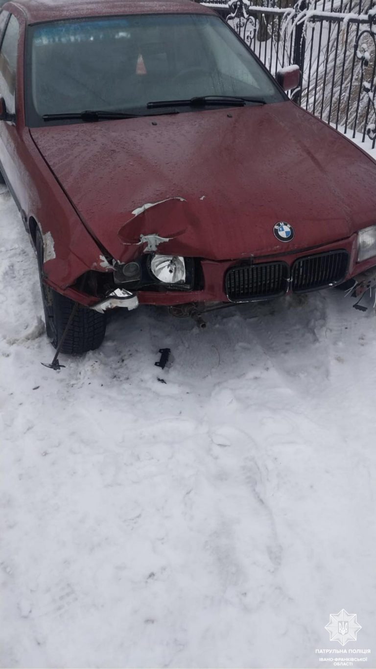 У Франківську водій в'їхав у стіну магазину та втік (ФОТО) 5 У Франківську водій в'їхав у стіну магазину та втік (ФОТО)