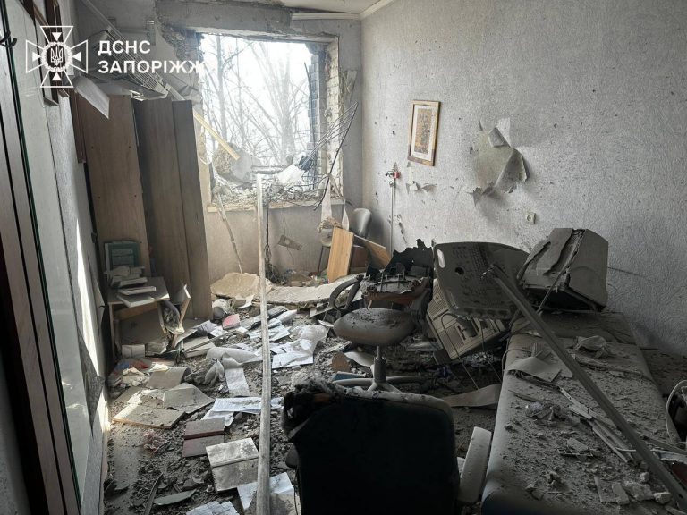 Росіяни атакували пологовий будинок у Запоріжжі: є травмовані (ФОТО) 10 Росіяни атакували пологовий будинок у Запоріжжі: є травмовані (ФОТО)