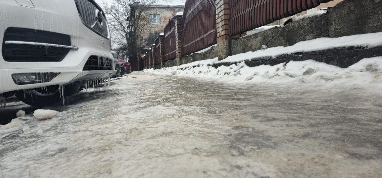 Ожеледиця скувала міста Прикарпаття: влада закликає залишатися вдома 11 Ожеледиця скувала міста Прикарпаття: влада закликає залишатися вдома