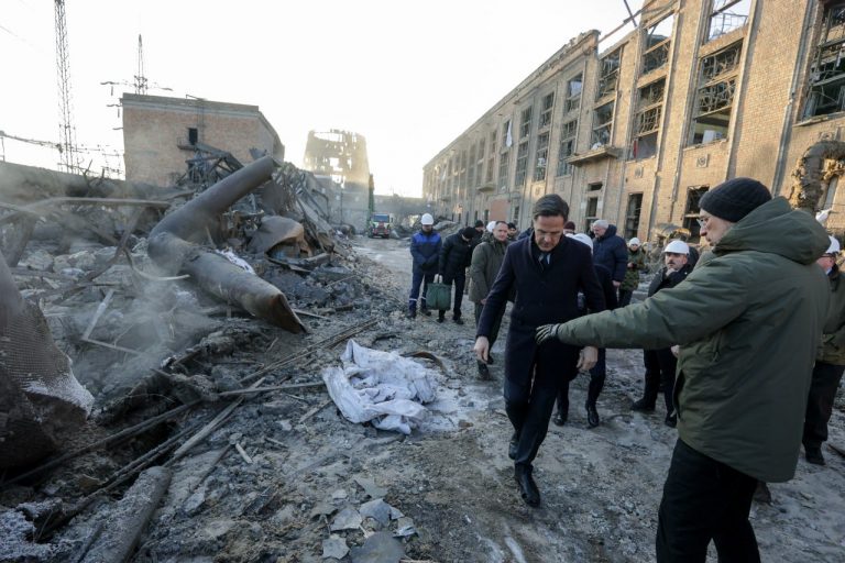 Генсеку НАТО показали київську ТЕЦ, яку РФ атакувала вночі (ФОТО) 4 Генсека НАТО відвезли на київську ТЕЦ, яку РФ атакувала вночі (ФОТО)