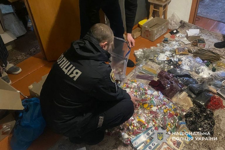 «Ліки від усього» і магічні амулети: на Тернопільщині діяла масштабна шахрайська схема (ФОТО) 4 «Ліки від усього» і магічні амулети: на Тернопільщині діяла масштабна шахрайська схема (ФОТО)