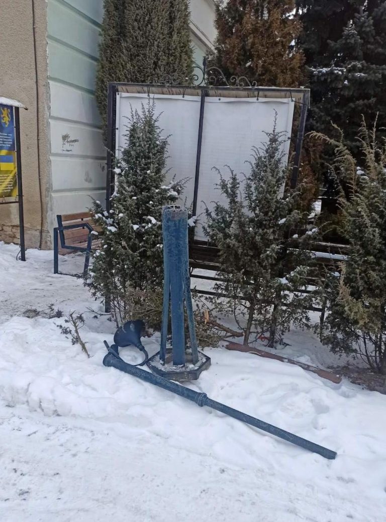 У Тлумачі невідомі пошкодили вуличні ліхтарі (ФОТО) 6 632159349 1315559133936368 4215362693479753716 n