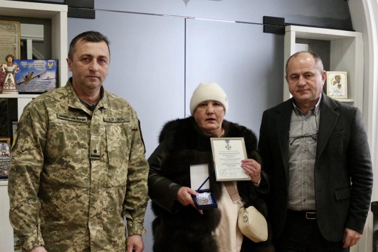 Коломиянина посмертно нагородили відзнакою "Комбатантський хрест" (ФОТО) 11 633700208 1647601260702914 5797317496719777629 n